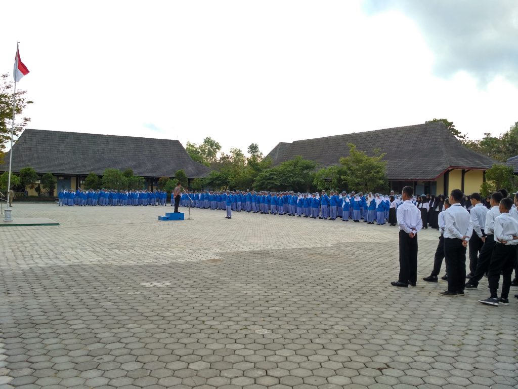 Upacara dan pembinaan tertib lalu lintas oleh Polsek Pracimantoro