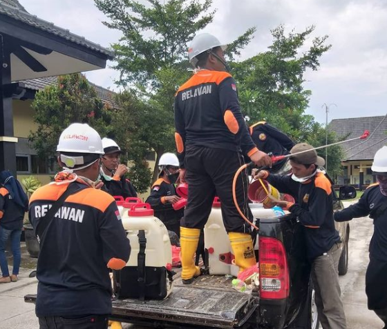 PENYEMPROTAN DISINFEKTAN DI LINGKUNGAN SMK NEGERI 1  PRACIMANTORO