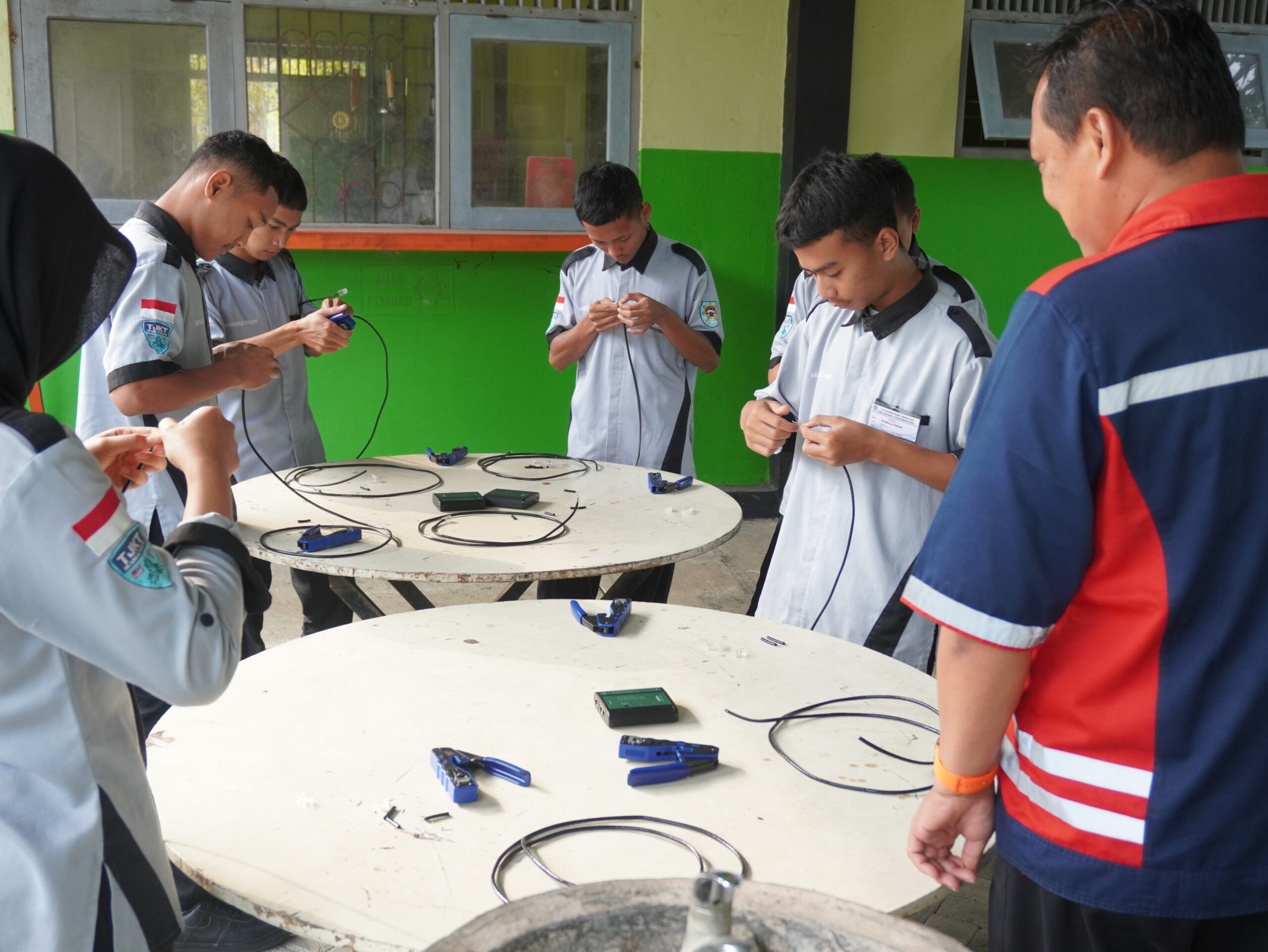Uji Kompetensi Keahlian Jurusan TJKT di SMK Negeri 1 Pracimantoro